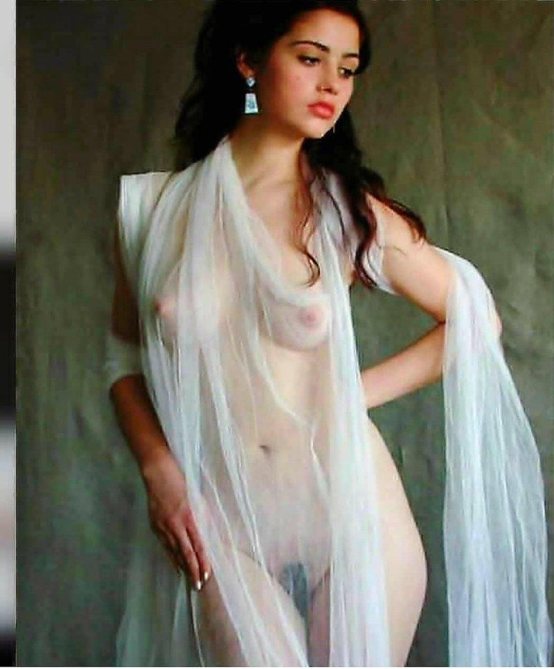 Голая в прозрачной одежде