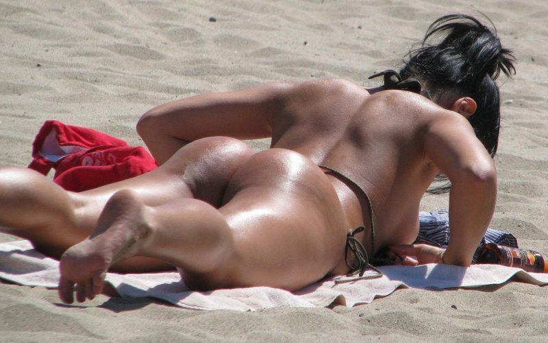 В бикини на пляже