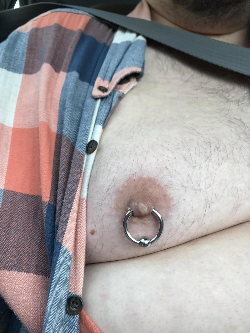 Проколотые мужские соски