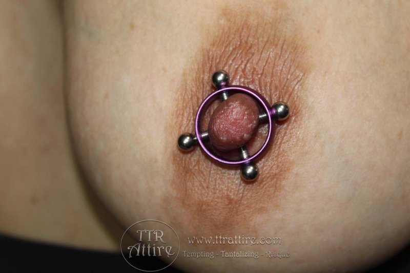 Растянутый пирсинг сосков