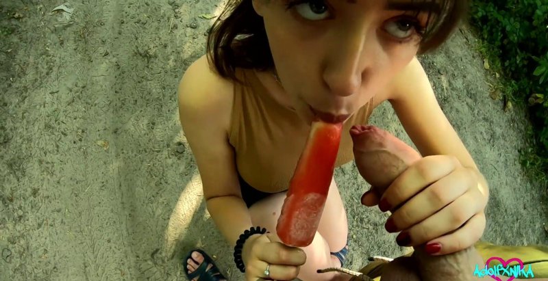 Девушка сосет мороженое