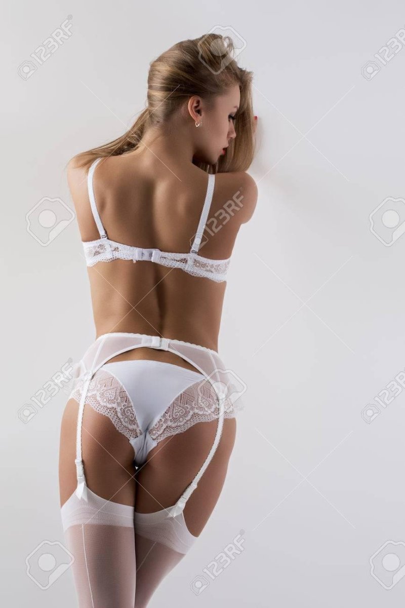 Девушки в красивом нижнем белье сзади