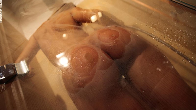 Прижалась попкой к стеклу