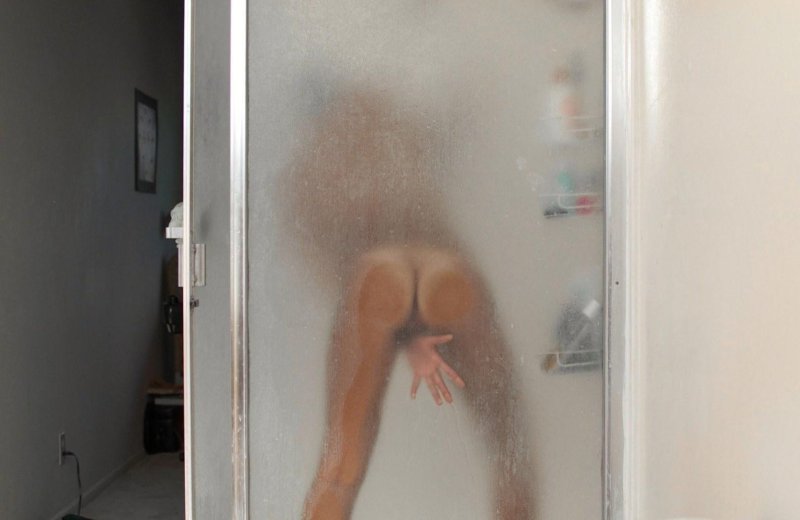 Девушка в душевой кабине ню