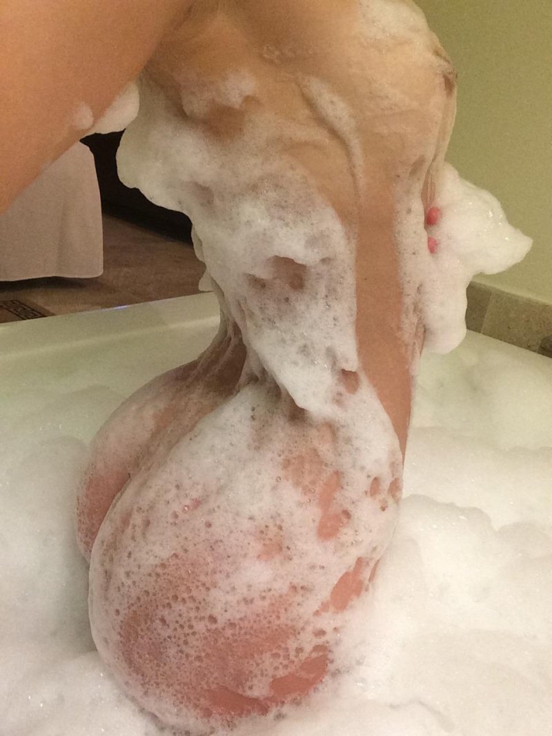 Сиськи девушки в ванной с пеной