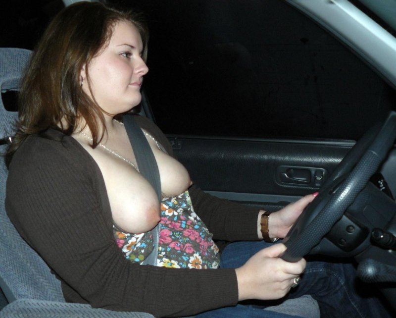 Сиськи выпали из лифчика