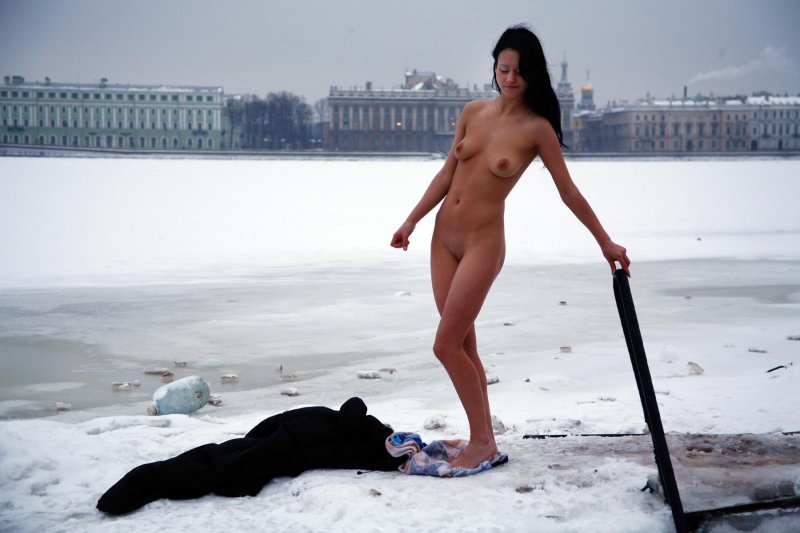 Инна Владимирская купается в проруби