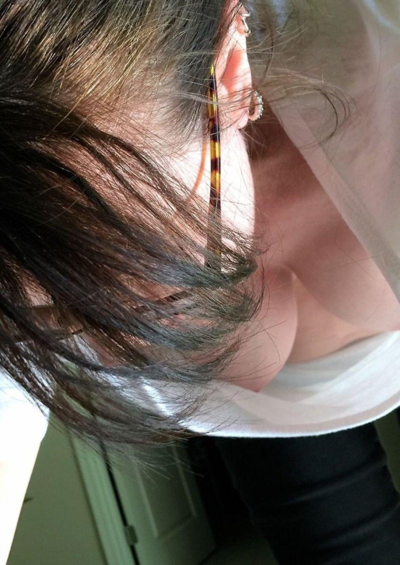 Наклонилась декольте