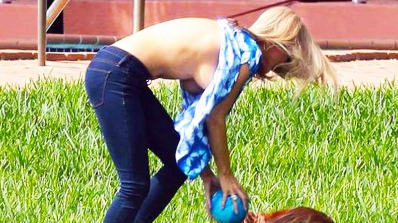 Девушка с большими сиськами наклонилась