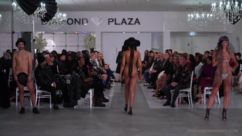 Показ мод голых женщин