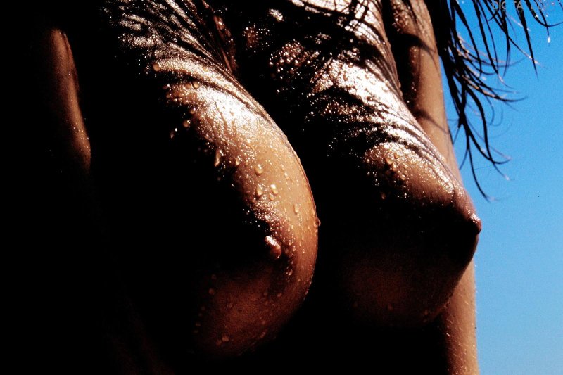 Красивая мокрая женская грудь