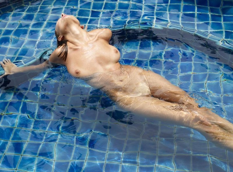 Weronika f голая в бассейне