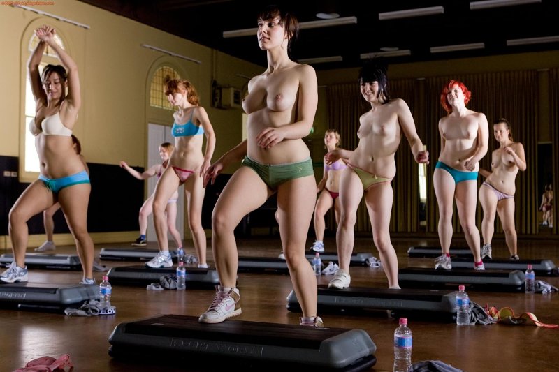 Голые спортсменки рачком