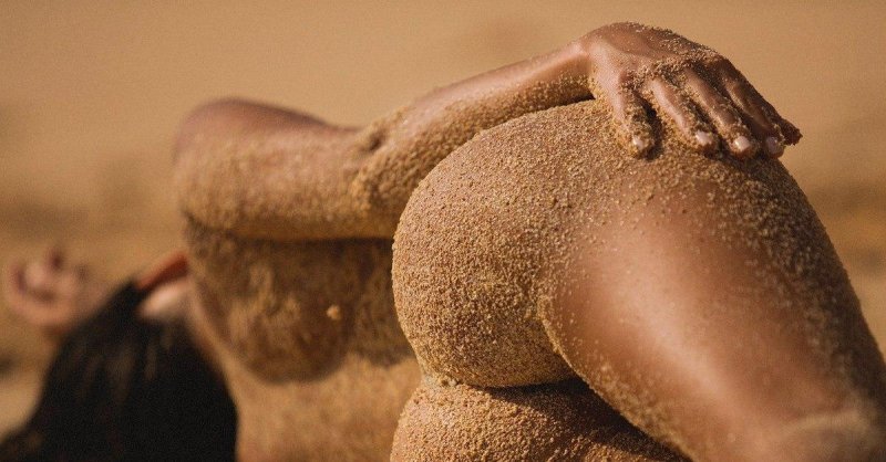 Попа в песке