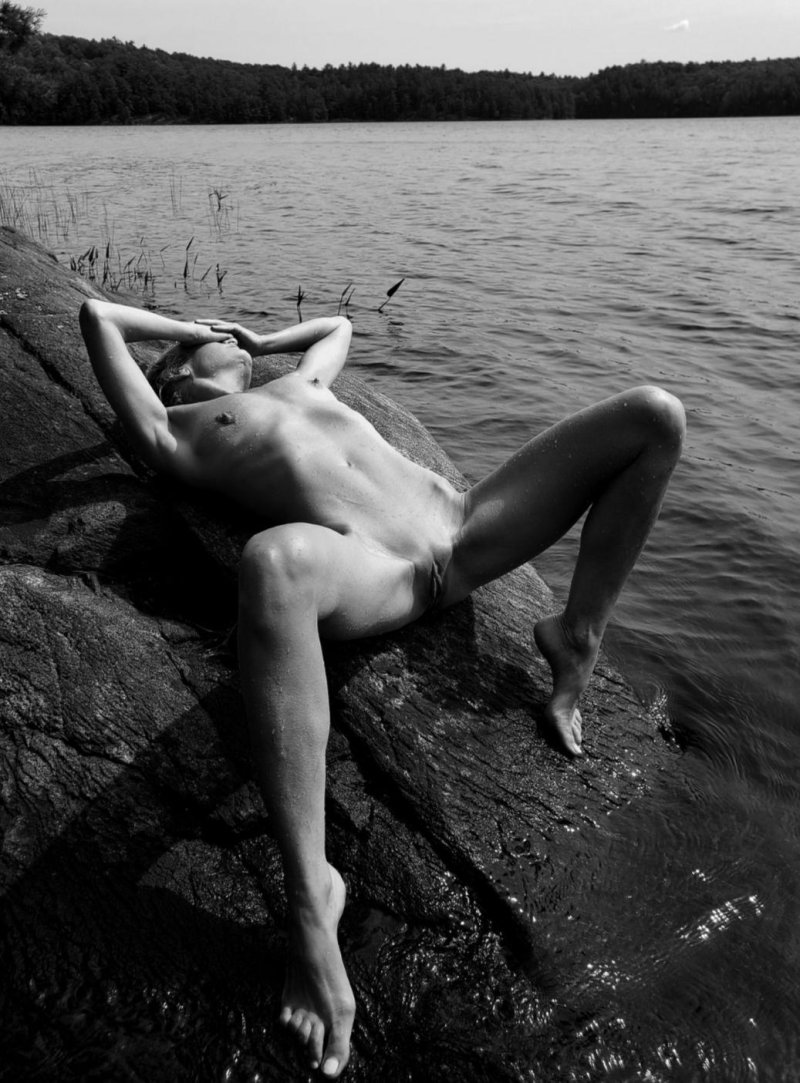 Голая модель Isabella на природе