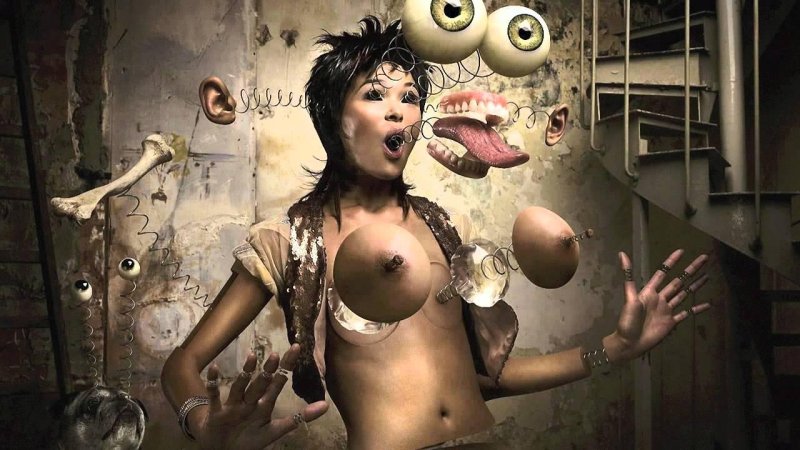 Сумасшедшая голая женщина