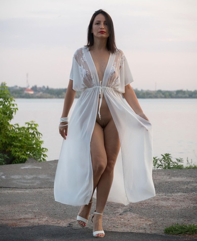 Девушки в прозрачных платьях ню