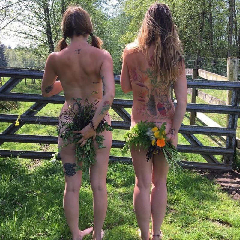 Голые девчонки летом на даче