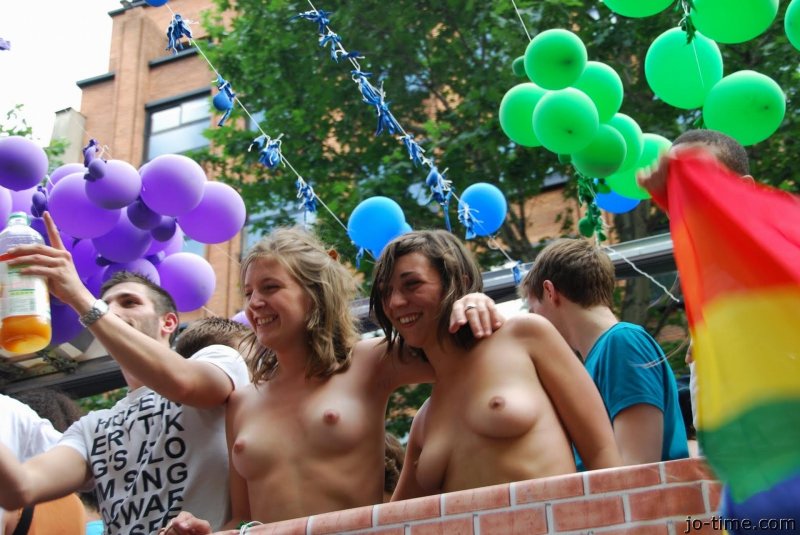 Показывают сиськи праздник