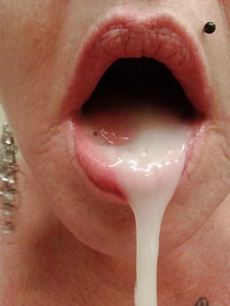 Красиво вытекает изо рта