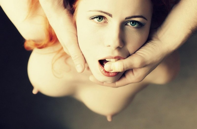 Девушка с открытым ртом ню