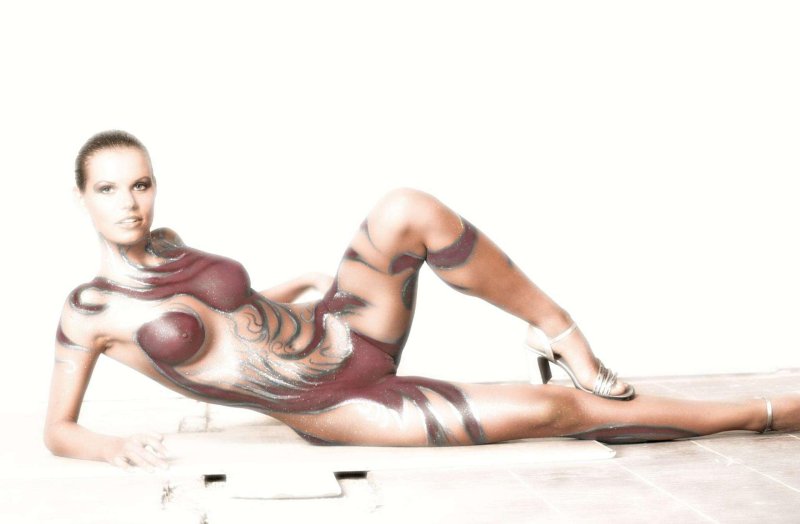 Бодиарт с раздвинутыми ногами