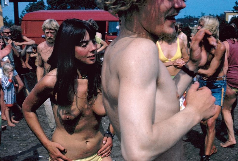 Голые хиппи прилюдно ебутся