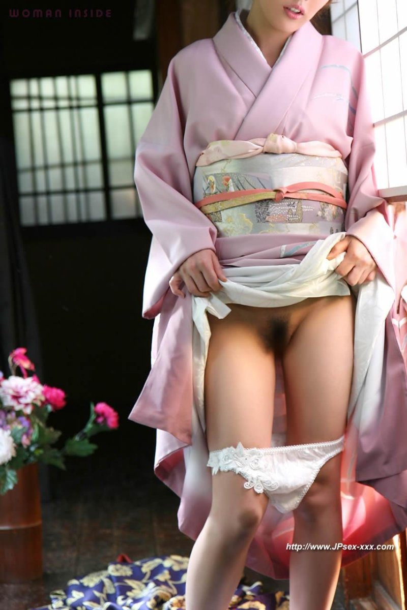 Японка в кимоно без трусов