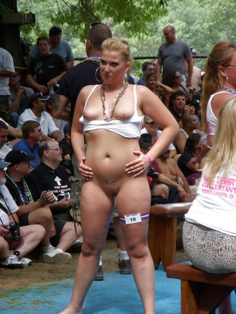 Голые женщины на фестивале в Небраска