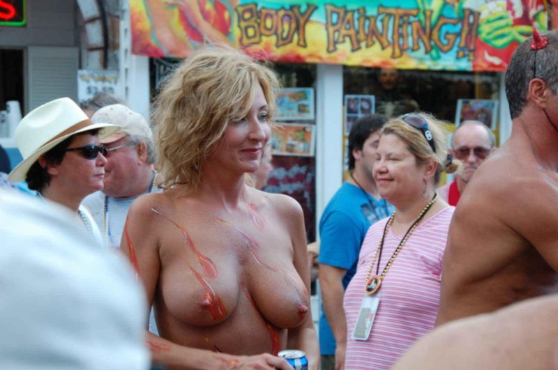 Голые женщины на фестивале Fantasy Fest
