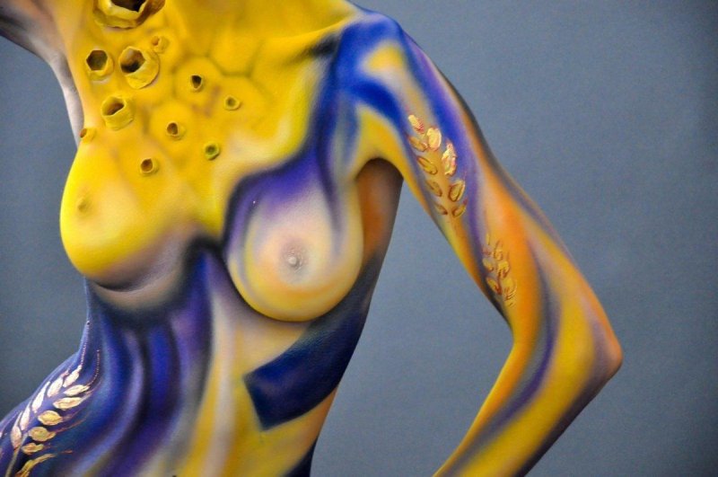 Эротический мужской бодиарт