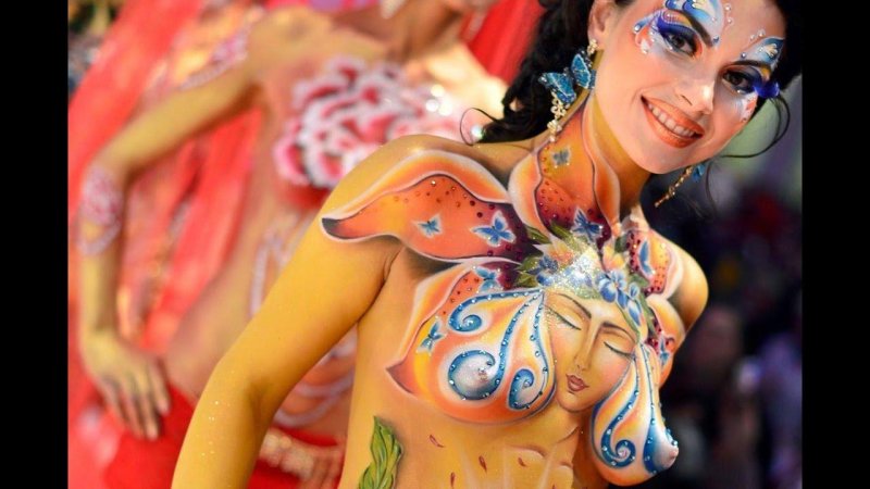 Бодиарт на голом женском теле