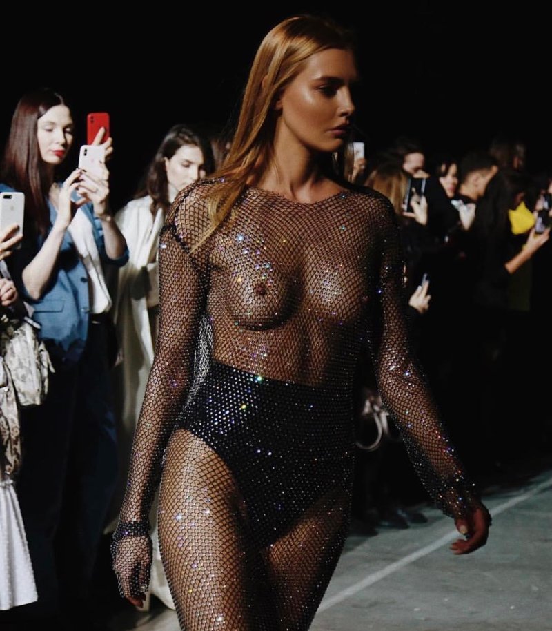 Показ мод с оголенной грудью