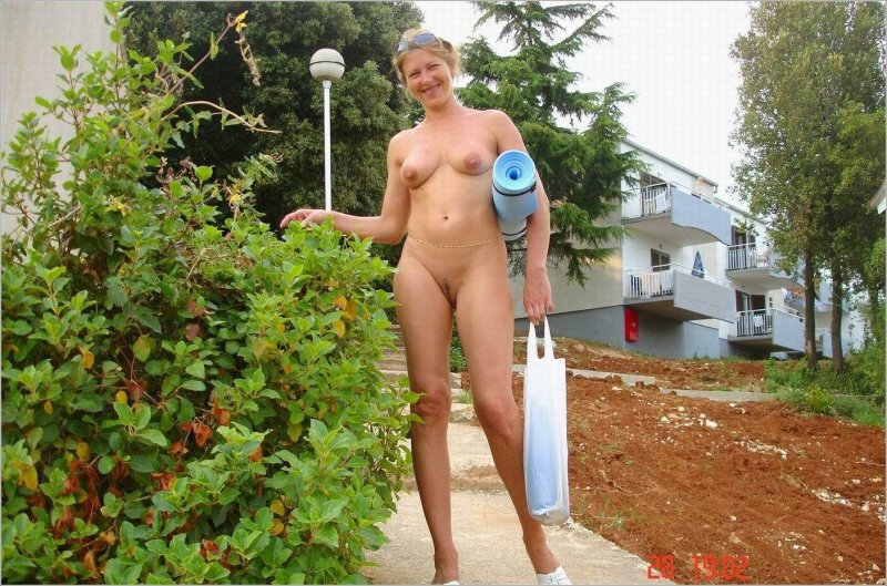 Зрелые нудистки в городе