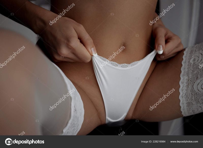 Тянет трусы