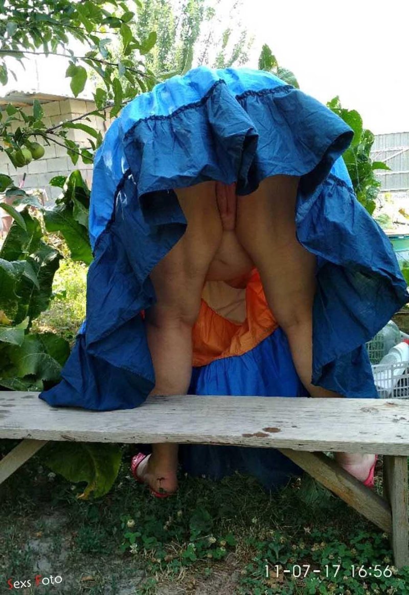 Дамы вагороде без трусов