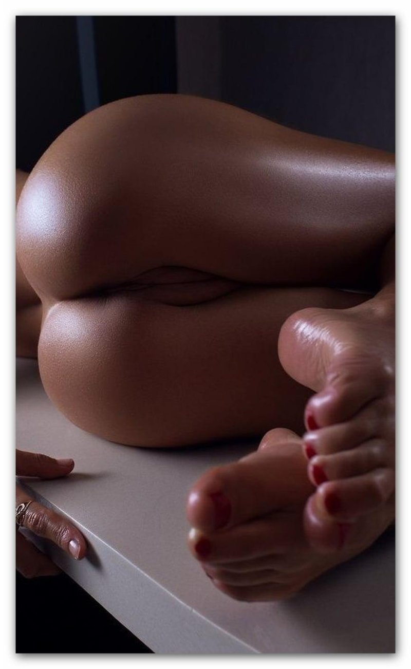 Красивые женские ноги и ягодицы откровенно