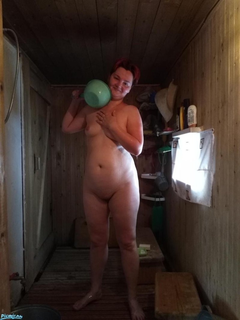 Голая жена в деревенской бане