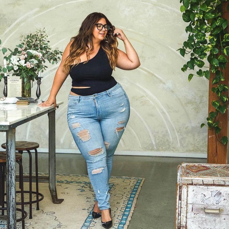 Sofia Rose в джинсах