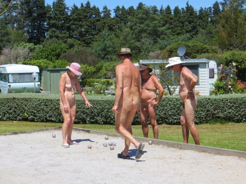 Молодая нудистка и старики