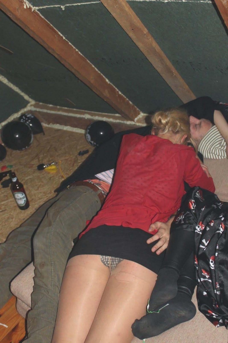 У пьяных девушек под юбкой