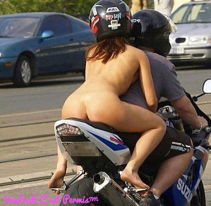 Девушки без трусов на мотоцикле