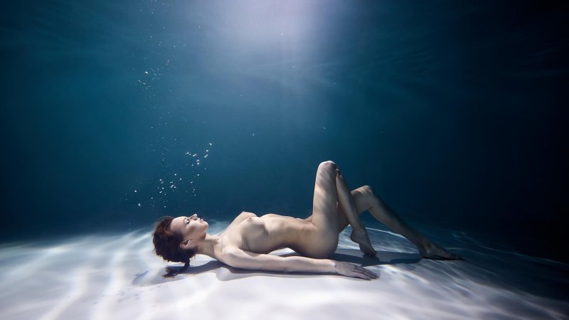 Художественное ню в воде