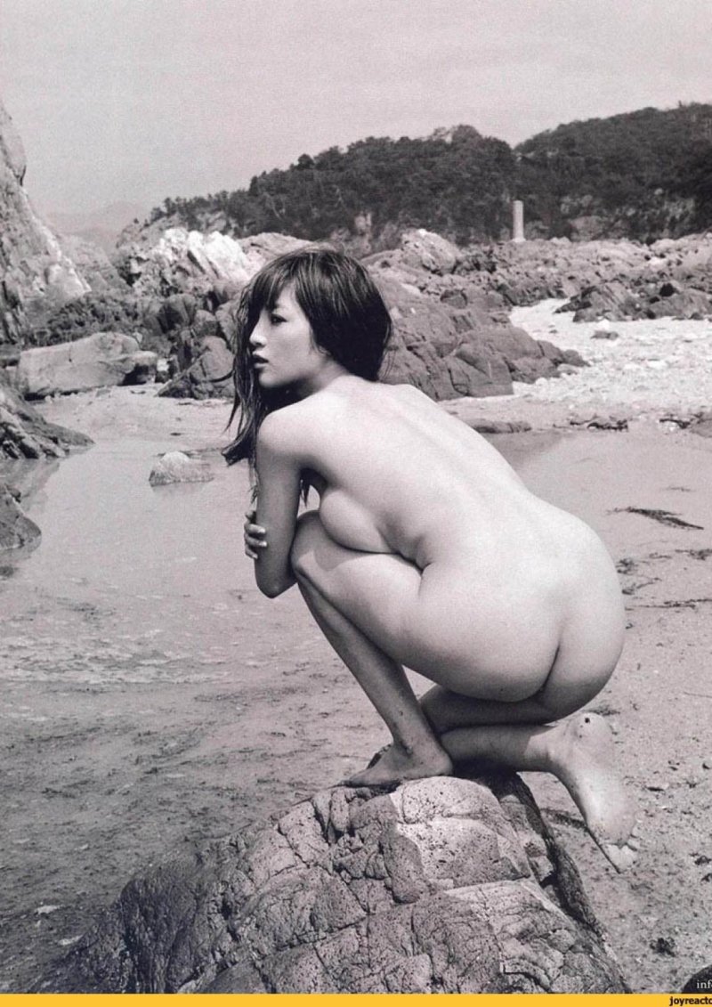 Голые девушки-ныряльщицы