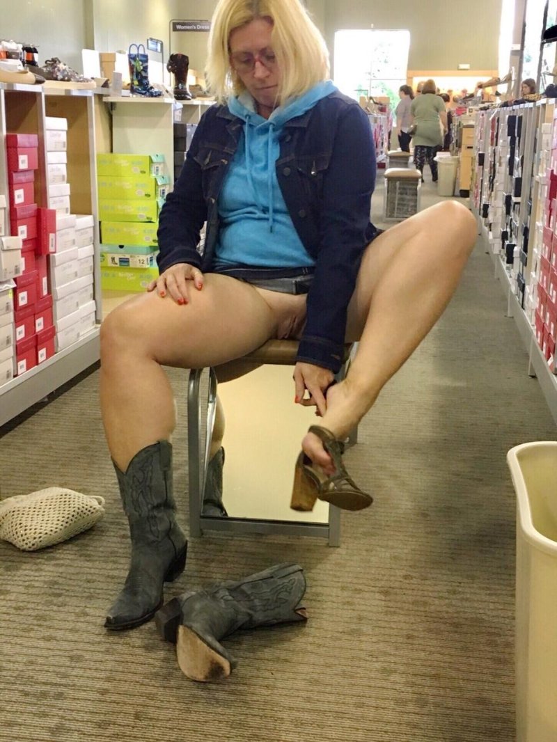 Shoe Store upskirt pussy Flash в лесу