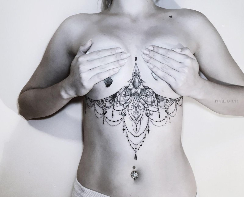 Брюнетка из порнохаб с татуировками вокруг сосков