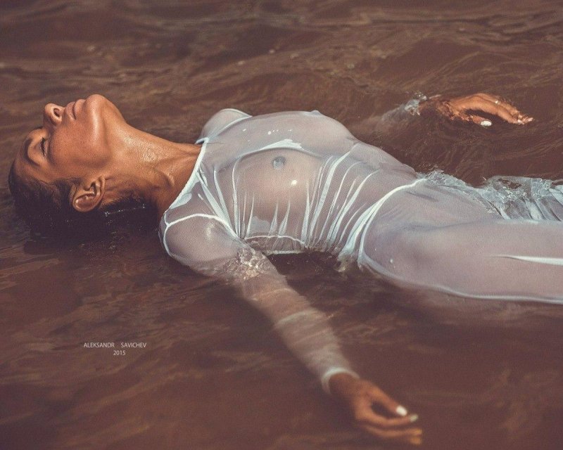 Девушки в мокрой одежде ню