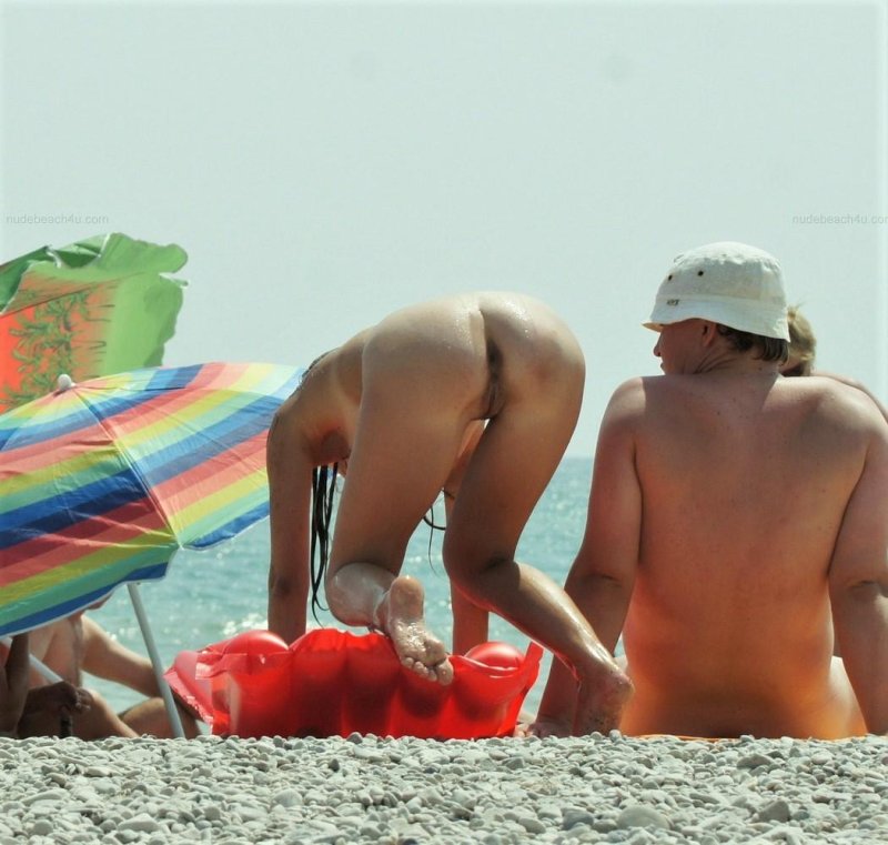 В крысу снятые нудистки