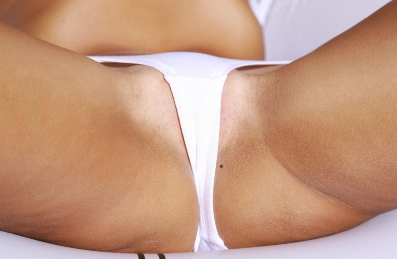 Женский лобок в белых трусах