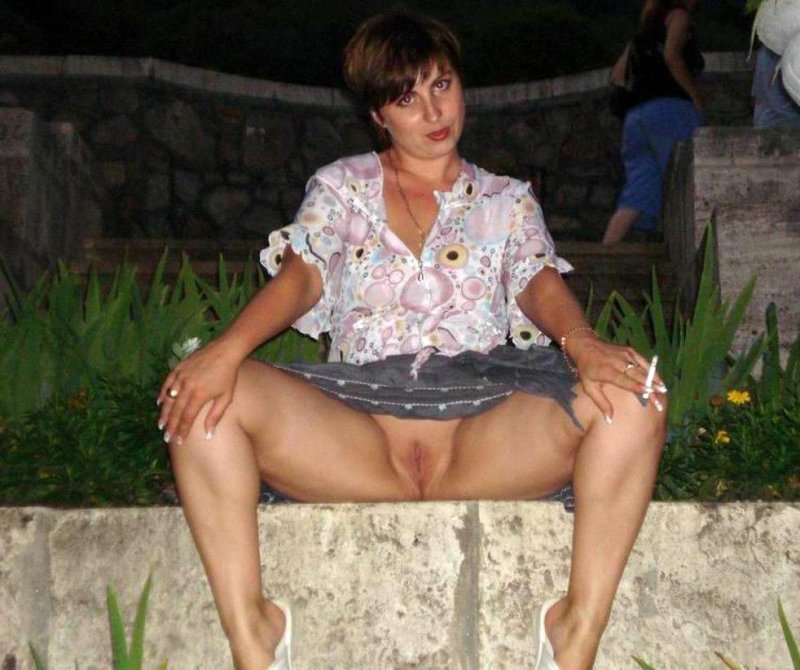 Жена гуляет без трусиков